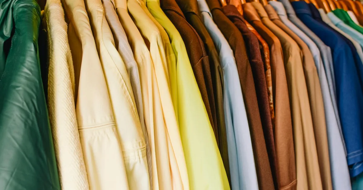 Perchero con prendas para comparar calidad de marca de ropa