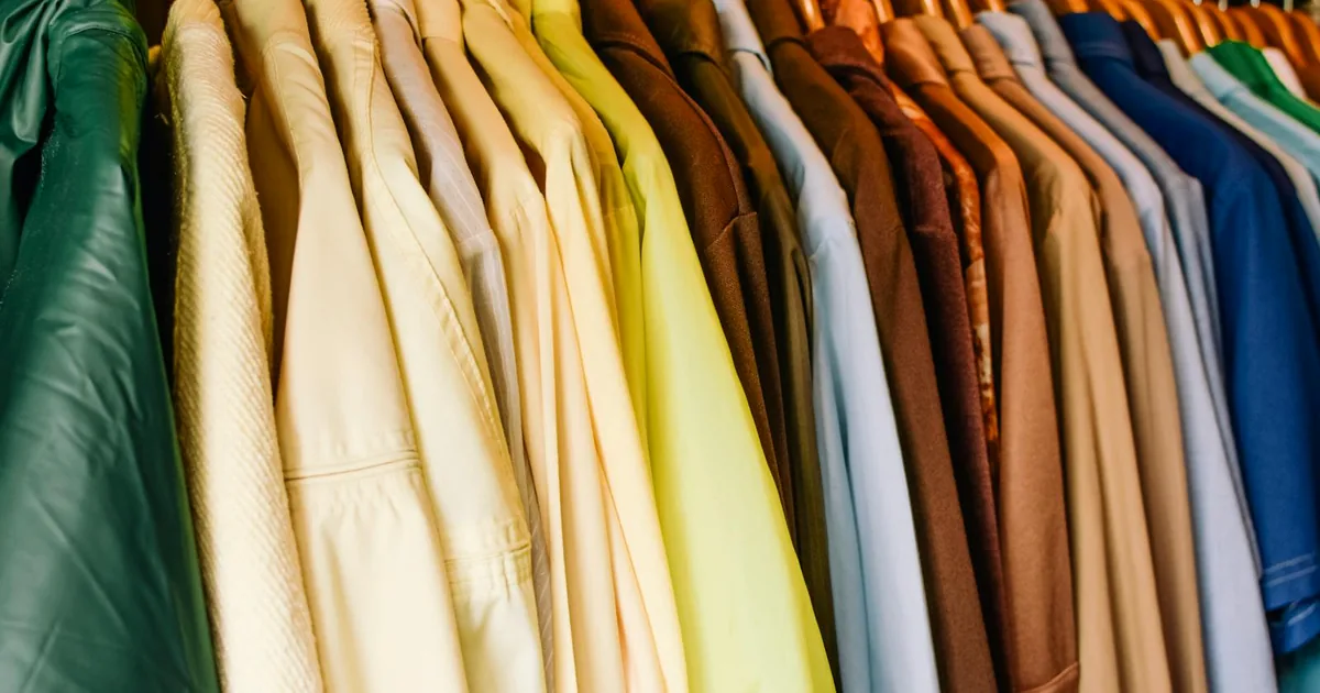 Perchero de ropa variada para explicar estilos