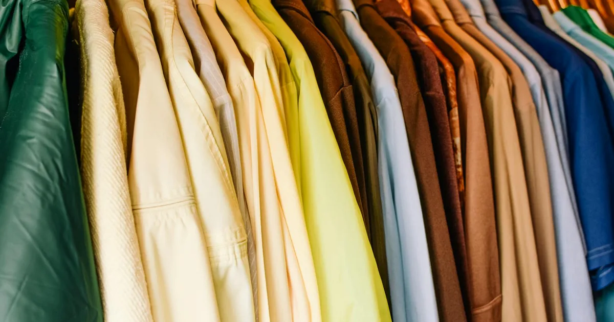 Perchero con ropa organizada para calcular duración