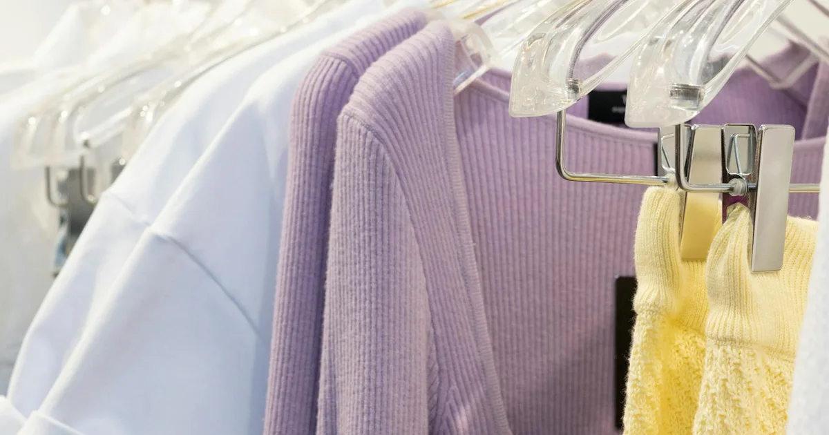 Ropa de colores en perchas para elegir tonos de confianza, fortaleza y presencia